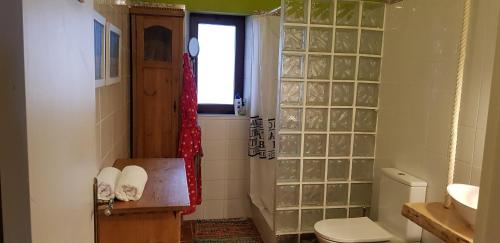 A bathroom at Quinta dos doze Sobreiros - Quarto Sol