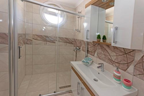 a bathroom with a shower and a sink at Paradise Town Villa Beltania in Belek