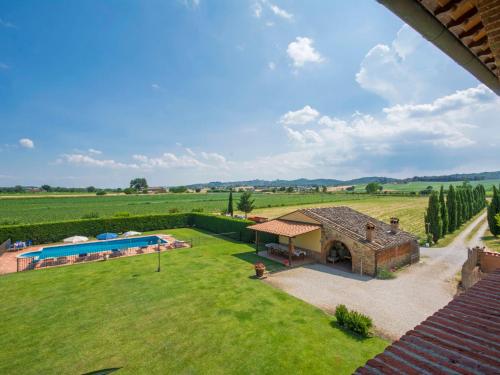 uma vista aérea de uma casa de pedra com uma piscina em Villa La Salciaia by Interhome em Marciano