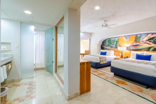 Cama o camas de una habitación en Puerto Aventuras Hotel & Beach Club