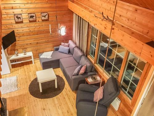 einen Blick über ein Wohnzimmer mit Sofa und Stühlen in der Unterkunft Holiday Home Kolonen by Interhome in Levi