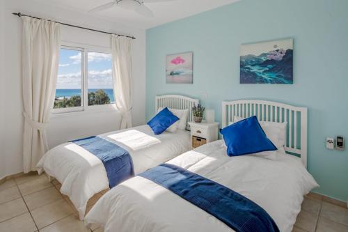 2 camas en una habitación con ventana en 207 Kings Palace Seaview en Pafos