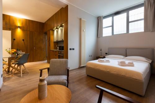 1 dormitorio con 1 cama, 1 mesa y 1 silla en Milan Design Flats, en Milán
