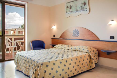 una camera con letto e balcone di Centro Turistico Akiris a Nova Siri Marina