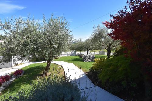 an overhead view of a garden with trees and grass at Residence Gonda&Giuliano in Borso del Grappa