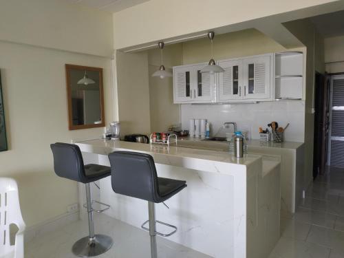 Virtuvė arba virtuvėlė apgyvendinimo įstaigoje Geek Homesty with minibar & Kingbed & swimmingpool