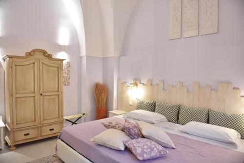 Un dormitorio con una cama grande con almohadas. en D.HOME, en Oria