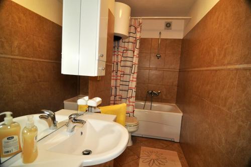 Koupelna v ubytování Apartmani Rokić