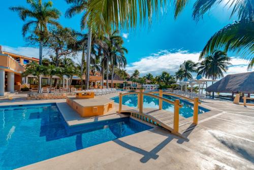 The swimming pool at or close to Puerto Aventuras Hotel & Beach Club