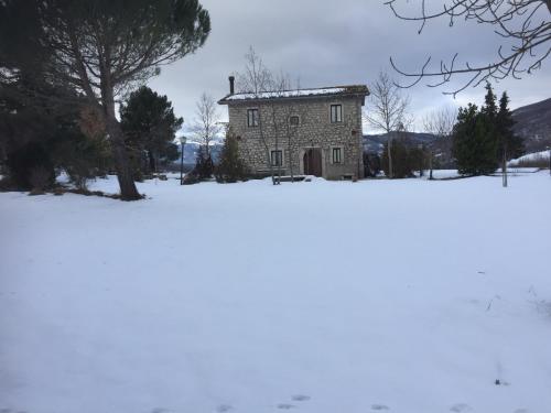 an old stone house in the snow at Casino Tonti Iarussi in Forlì del Sannio