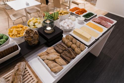 un buffet di formaggi e altri prodotti alimentari su un tavolo di Reykjavik Lights Hotel by Keahotels a Reykjavik