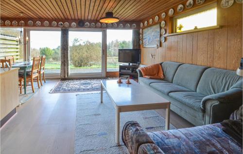Χώρος καθιστικού στο 2 Bedroom Beautiful Home In Fur