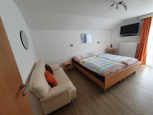 Postel nebo postele na pokoji v ubytování Apartmenthaus Holiday