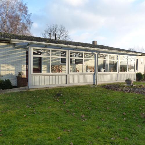 a house with a lot of windows and a yard at Zur Amsel in Damnatz