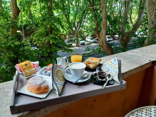 taca ze śniadaniem na balkonie w obiekcie AD Trastevere Guest House - by AD Roma w Rzymie