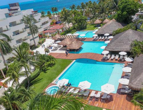 eine Luftansicht auf den Pool im Resort in der Unterkunft Privilege Aluxes Adults Only in Isla Mujeres