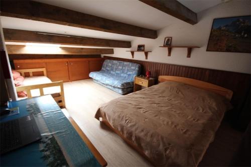 une chambre avec un lit et un bureau avec un ordinateur portable dans l'établissement 300m de la plage, adorable maison 2 chambres 4-6 couchages terrasse parking privatif LRSEN63, à Portiragnes