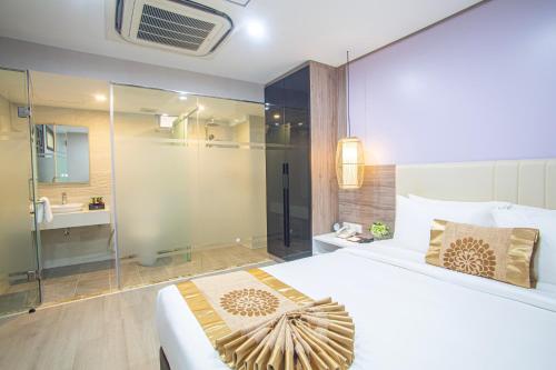 Een bed of bedden in een kamer bij Bridge Lakeside Room For Rent Hanoi