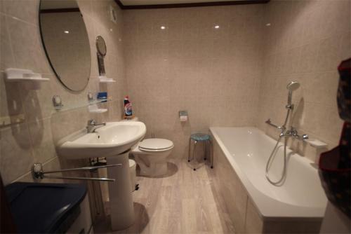 une salle de bain avec un lavabo, des toilettes et une baignoire dans l'établissement Domaine de vacances à 600m de la plage, belle villa climatisée 3 chambres, 5 couchages terrasse WIFI, accès payant pour les animations et piscines LRPDSE3, à Portiragnes