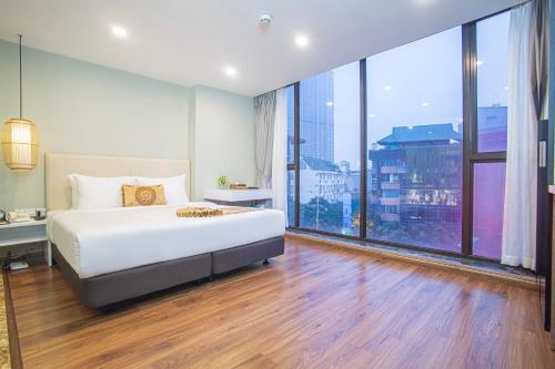 Postel nebo postele na pokoji v ubytování Bridge Lakeside Room For Rent Hanoi