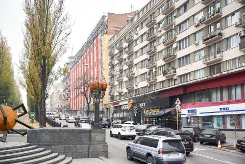 a busy city street with cars parked in front of buildings at Big Jacuzzi , Sauna , Khreshchatyk apartments in Kyiv