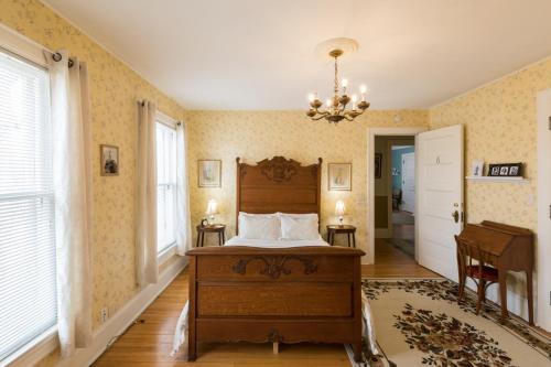 A bed or beds in a room at Ringling House Bed & Breakfast