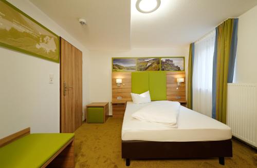 En eller flere senge i et værelse på Hotel zur Post