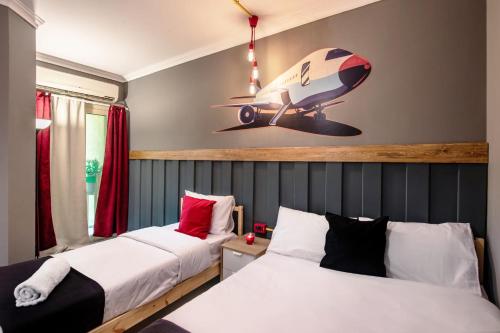 Ένα ή περισσότερα κρεβάτια σε δωμάτιο στο The Terminal 1 Stay - Steps From Nightlife and Airport