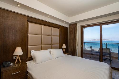 En eller flere senger på et rom på Golden Bay