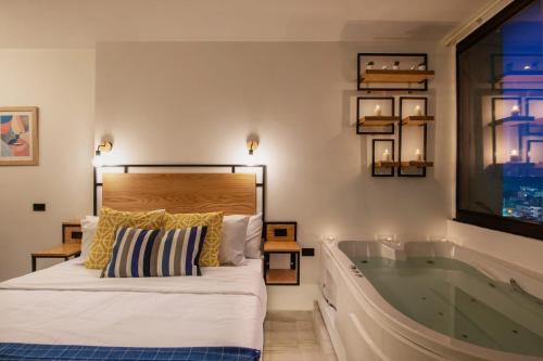 um quarto com uma cama e uma banheira em Jacuzzi By The Historic Giza Pyramids - Apartment 3 no Cairo