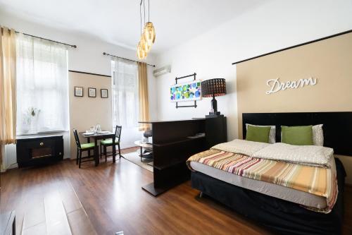 ブダペストにあるArt Dream Apartmentのベッドルーム(大型ベッド1台、テーブル付)