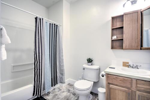 Bilik mandi di Hosteeva Capitol Hill 2BR Apt - 7 Walking Distance to Dining