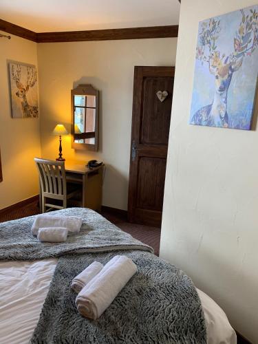 - une chambre avec 2 lits et un bureau avec un miroir dans l'établissement Arc 1950 aux pieds des pistes, à Arc 1950