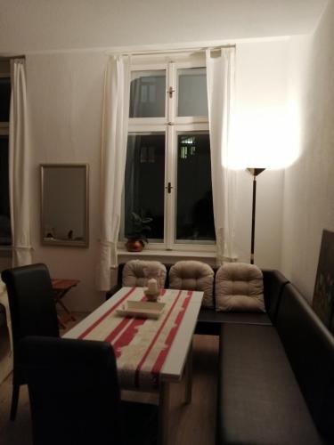 Wohnung im historischen Altbau von 1899 في تسيتاو: غرفة معيشة مع أريكة وطاولة ونافذة
