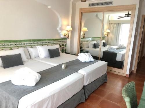 Cama o camas de una habitación en Playacálida Spa Hotel Luxury