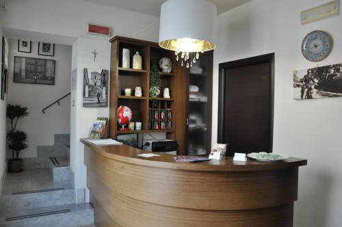 un salone con bancone in legno in camera di Regalpetra Hotel a Racalmuto