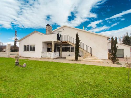 una gran casa blanca con un patio de césped en Belvilla by OYO La Casa de Valen en Villamuriel de Cerrato