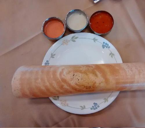 un plato con un panecillo en Mundro Green Land Heritage Villa by VOYE HOMES, en Munroe Island