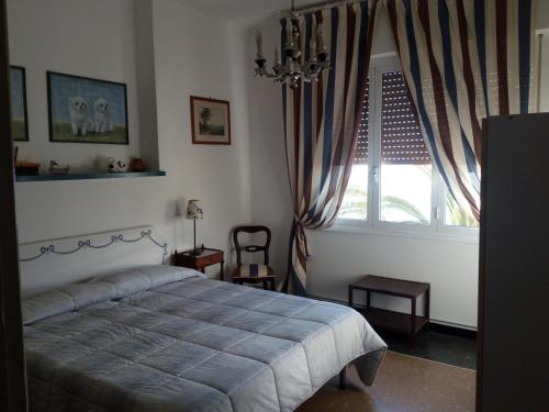 フィナーレ・リーグレにあるAlloggio Arlecchinoのベッドルーム1室(ベッド1台、大きな窓付)