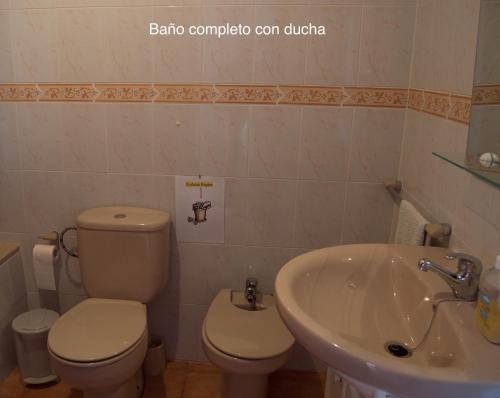 y baño con aseo y lavamanos. en Casa GABO Mala-Lanzarote Norte, en Mala