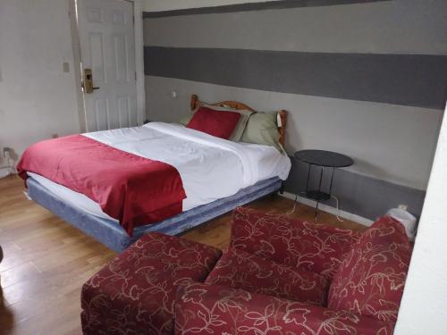 A bed or beds in a room at Portland Pensione