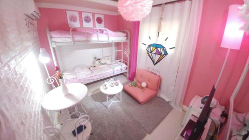- une vue sur le dessus d'une chambre rose avec des lits superposés dans l'établissement Spring Light, à Séoul