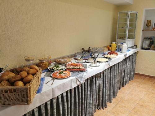 uma linha de buffet com pratos de comida em Harzbaude - Pension Gasthaus Bodetal em Rübeland
