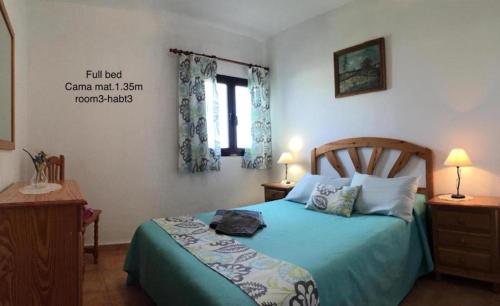 MalaにあるCasa GABO Mala-Lanzarote Norteのベッドルーム1室(青い掛け布団付きのベッド1台付)