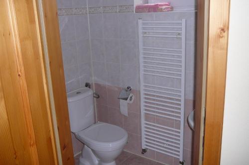 Un pequeño baño con inodoro y ducha. en Privát Pekný dvor, en Rajecké Teplice