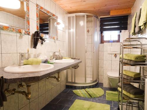 a bathroom with two sinks and a toilet at Ferienwohnung Lederle Maria-Luise in Jerzens