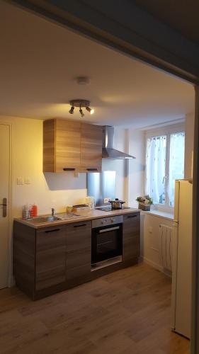 une cuisine avec un évier et une cuisinière four supérieur dans l'établissement Studios tout équipés, à Cosne-Cours-sur-Loire