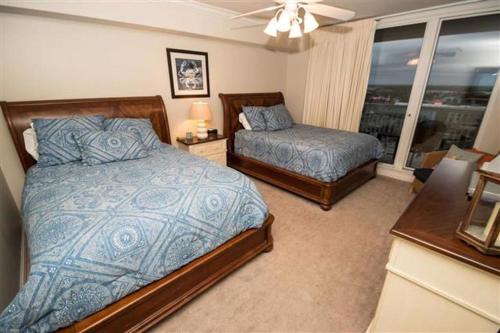 - une chambre avec 2 lits, un bureau et une fenêtre dans l'établissement St. Maarten 1104 Silver Shells - 173097, à Destin