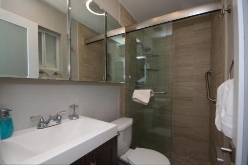 Ένα μπάνιο στο Heated pool ,3 bedroom bungalow ,minutes from the beach