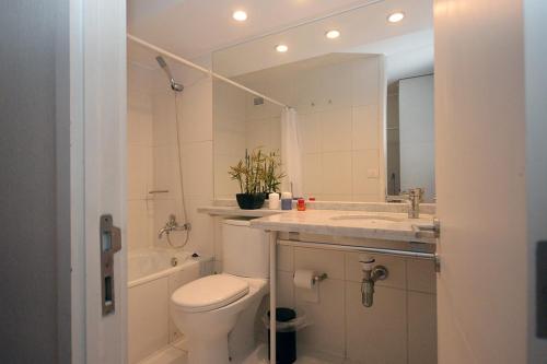 A bathroom at Las Condes, Excelentes Apartamentos - Sofia Camilla Propiedades